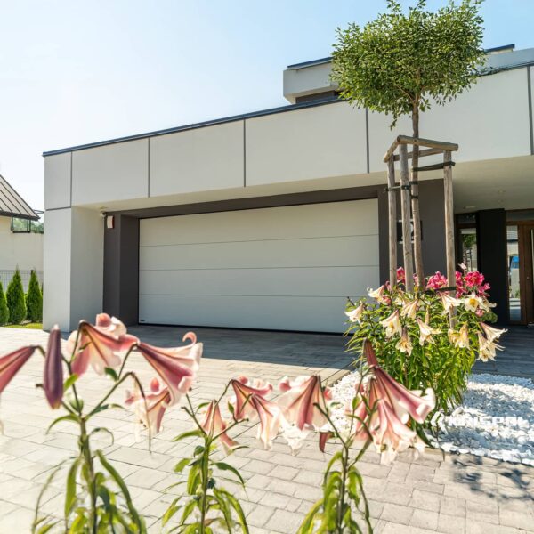Garagentor weiß auf Einfamilienhaus