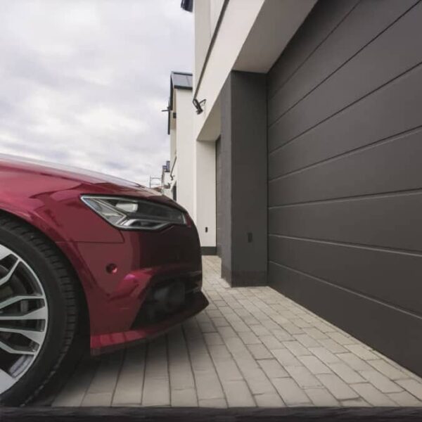 Garagentor Sektionaltor Mittelsicke und Auto vor der Garage