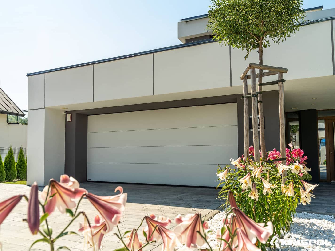 Garagentor weiß auf Einfamilienhaus