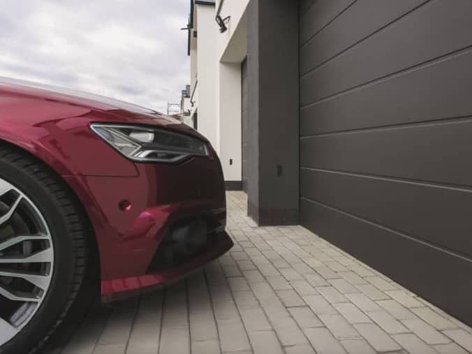 Garagentor Sektionaltor Mittelsicke und Auto vor der Garage